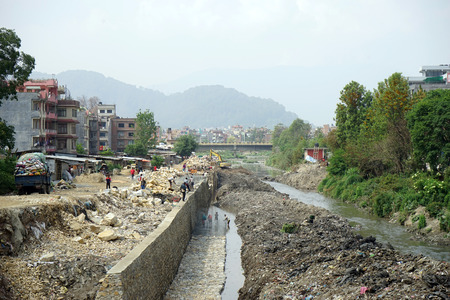 KATHMANDU, NEPAL - CIRCA APRIL 2017 People work on the riverのeditorial素材