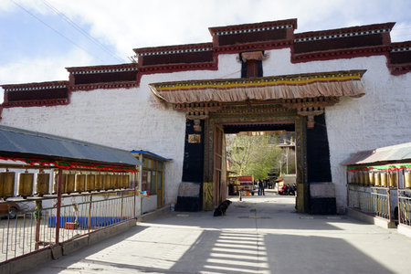 GYANTSE, CHINA - CIRCA MAY 2017 Gate of Gyantse monasteryのeditorial素材