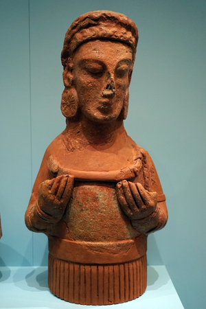 HERAKLION, GREECE - CIRCA MAY 2018 Clay female figure with jewelry in Acrhaeological museumのeditorial素材