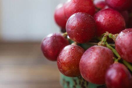 Close view of grapes in ceramic bowlの写真素材