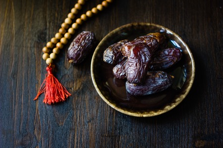 Ramadan dates for iftar opening on plateの写真素材