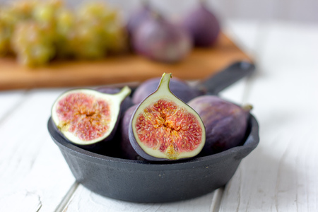 Fresh and ripe figs in a frying panの写真素材