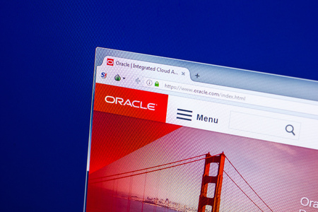 Ryazan, Russia - April 29, 2018: Homepage of Oracle website on the display of PC, url - Oracle.com.のeditorial素材