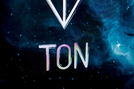 Ryazan, Russia - April 30, 2018: Logo of Telegram Open Network - TON cryptocurrency on the display of PCのeditorial素材