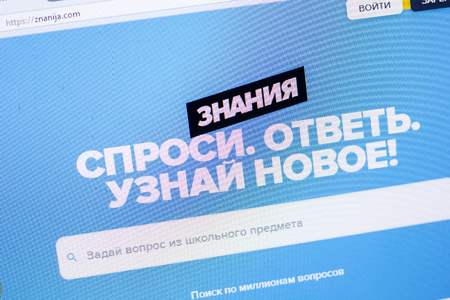 Ryazan, Russia - April 29, 2018: Homepage of Znanija website on the display of PC, url - Znanija.com.のeditorial素材