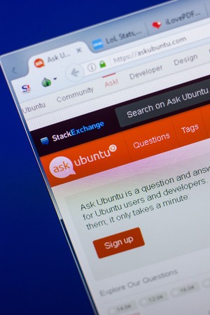Ryazan, Russia - May 13, 2018: AskUbuntu website on the display of PC, url - AskUbuntu.comのeditorial素材