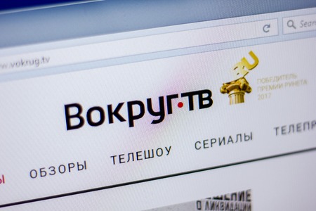 Ryazan, Russia - June 05, 2018: Homepage of Vokrug website on the display of PC, url - Vokrug.tvのeditorial素材