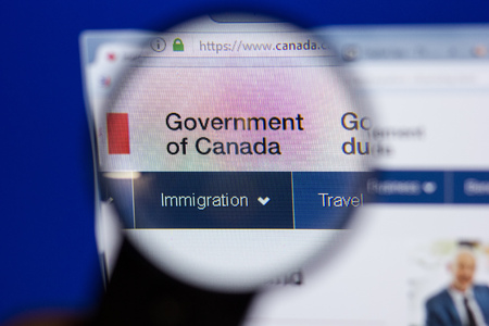 Ryazan, Russia - June 16, 2018: Homepage of Government of Canada website on the display of PC, url - Canada.caのeditorial素材