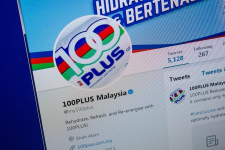 Ryazan, Russia - July 11, 2018: Twitter of 100 Plus website on the display of PCのeditorial素材