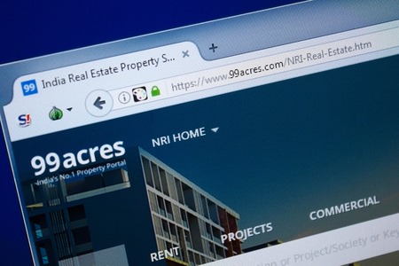 Ryazan, Russia - August 26, 2018: Homepage of 99 Acres website on the display of PC, Url - 99Acres.com.のeditorial素材