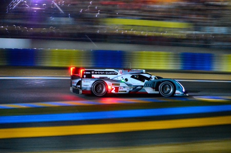 An Audi R18 racing at the 2013 Le Mans 24 Hoursの素材