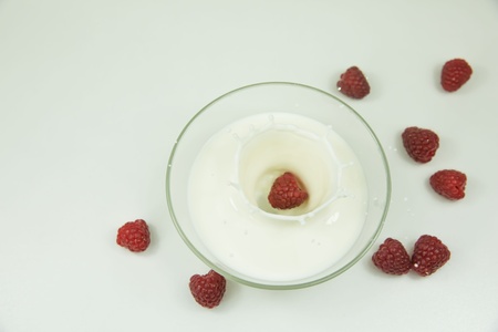 raspberry splash milk in glassの写真素材