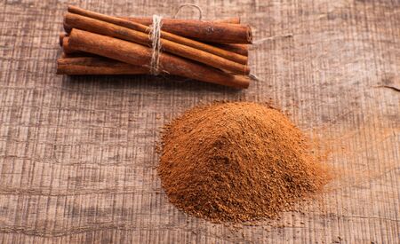 cinnamon powder and wholeの写真素材