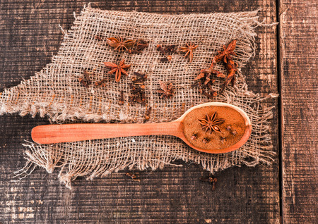 Spoon ground cinnamon on wooden tableの写真素材