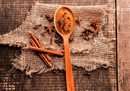 Spoon ground cinnamon on wooden tableの写真素材