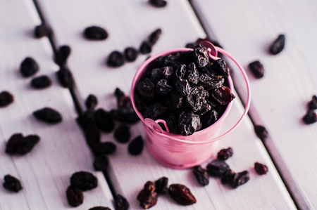    bowl of raisins. raisins on a wooden background.fresh raisinの写真素材