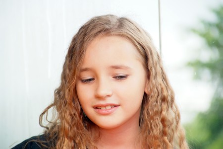 Which emotions of the girl 9 years on its own birthday were executed.の写真素材