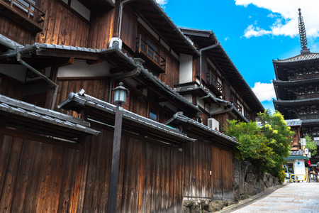 View of Yasaka-dori area with Hokanji temple (Yasaka Pagoda), near Sannen-zaka and Ninen-zaka Slopes. Here is the most photogenic landmark in Kyoto, Japanのeditorial素材