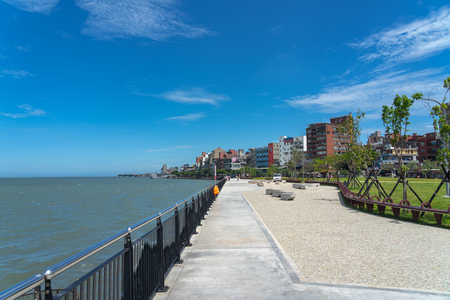 Tamsui is a sea-side district in New Taipei, Taiwan. The town is popular as a site for viewing the sun setting into the Taiwan Strait.のeditorial素材