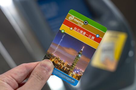 Using subway system in Taipei by Taipei Metro One-Day Pass. Once activated by scanning at gates, it's valid for unlimited travel on Taipei Metro until end of the same dayのeditorial素材