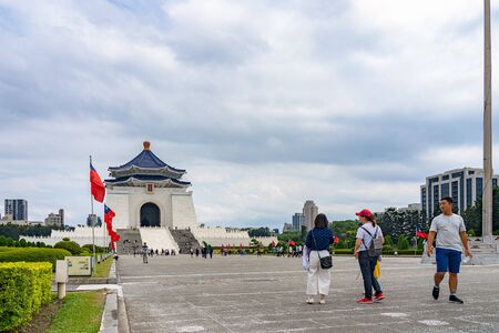 The National Taiwan Democracy Memorial Hall Hall. Text in China on the architecture is " National Chiang Kai-shek Memorial Hall . Taipei, Taiwanのeditorial素材