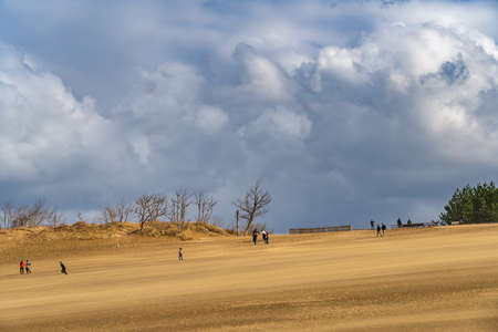 Visitors are sightseeing in the Tottori Sand Dunes (Tottori Sakyu). The largest sand dune in Japan, a part of the Sanin Kaigan National Park. Tottori Prefecture, Japanのeditorial素材