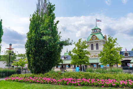 Montreal, Quebec, Canada-Aug 03 2021: La Ronde Six Flags amusement park entrance in summer during covid-19 pandemic period.のeditorial素材