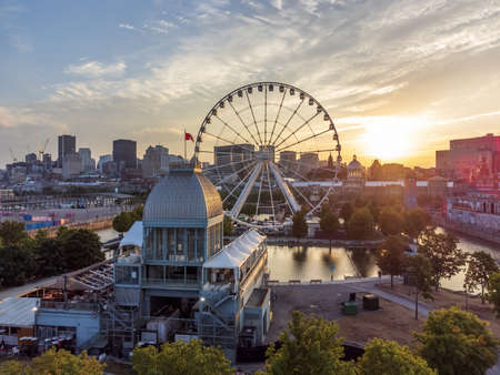 La Grande roue de Montreal Ferris wheel and downtown skyline in summer dusk. Quebec, Canada.のeditorial素材