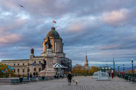 Quebec, Canada-October 20 2021: Terrasse Dufferin. Quebec City Old Town in autumn dusk.のeditorial素材