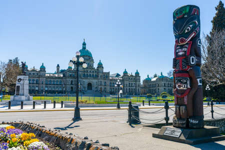 Victoria, BC, Canada - April 14 2021 : Kwakiutl Bear Pole Totum Pole. British Columbia Parliament Buildings.のeditorial素材