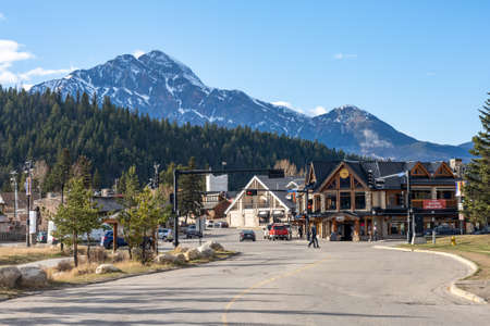 Jasper, Alberta, Canada - May 4 2021 : Street view of Town Jasper. Hazel Avenue Connaught Drive crossroad.のeditorial素材