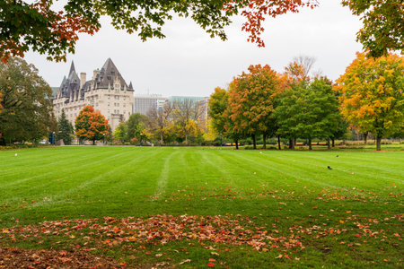 Ottawa, Ontario, Canada - October 16 2021 : Major's Hill Park autumn red leaves scenery. Fairmont Chateau Laurier in the background.のeditorial素材