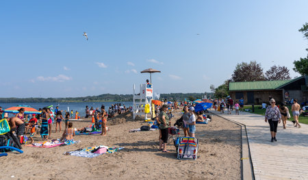 Barrie, Ontario, Canada - July 25 2021 : People doing leisure activities on the Centennial Park Beach in summer time. Kempenfelt Bay, Lake Simcoe. Barrie Waterfront Festival. Splash ON Water Parks.のeditorial素材