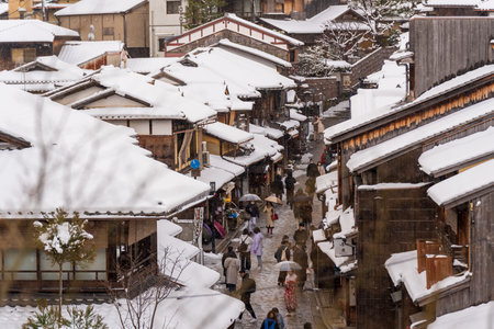 Kyoto, Japan - January 24 2023 : Ninen-zaka slope with snow in winter. Ninenzaka.のeditorial素材