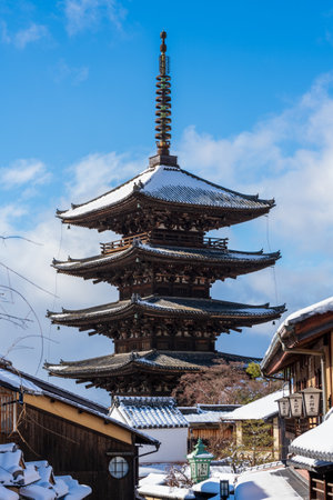 Yasaka Pagoda with snow in winter. Beautiful landscape of Kyoto, Japan.のeditorial素材