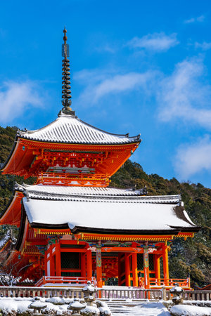 Kiyomizu-dera Temple Nishi Gate (Gate of West), Sanjunoto (Three Story Pagoda) with snow on the roof in winter. Kyoto, Japan.のeditorial素材