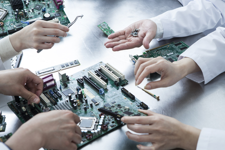 Men and women to dismantle the electronic circuit