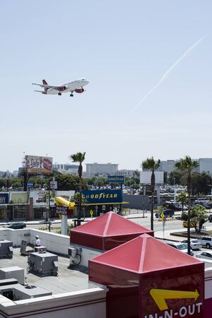 Airplane coming into sightのeditorial素材