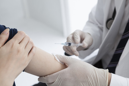 Doctor to be vaccinated with the gloves