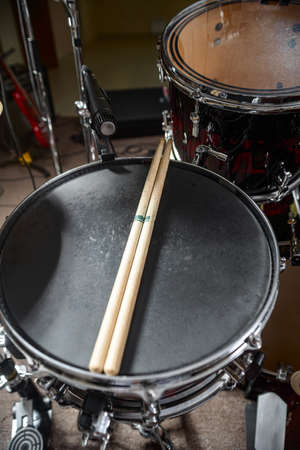 The drum kit is on the stage at the rehearsal base. Taken in close-up.の写真素材
