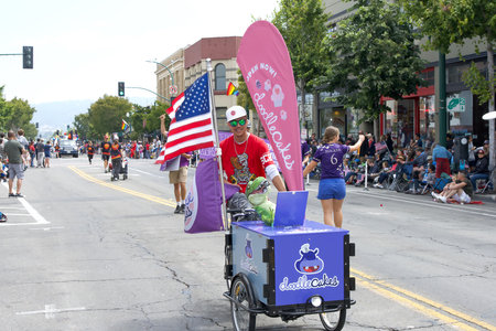Alameda, CA - July 4, 2023: Alameda 4th of July Parade, one of the largest and longest Independence Day parade in the nation. Unidentified participants.のeditorial素材