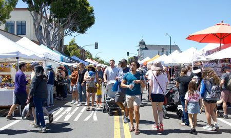 Alameda, CA - July 30, 2023: Participants at the annual Art and Wine festival, over 250 artisans, festival foods, local premium wines and craft beers, continuous live music on 3 stages.のeditorial素材