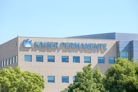 San Leandro, CA - Oct 5, 2023: KAISER PERMANENTE sign on the side of the San Leandro Kaiser Hospital and Medical Center.のeditorial素材