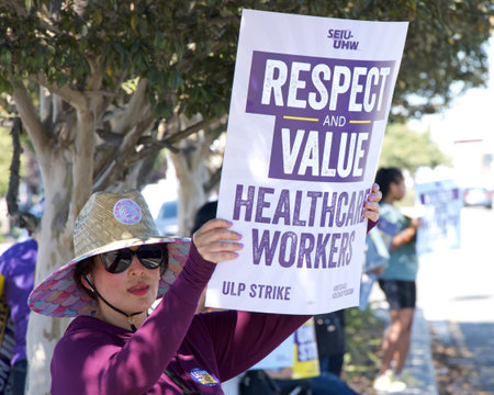 San Leandro, CA - Oct 5, 2023: Health Care workers protesting outside Kaiser Medical Center on Newell Ave. Demanding Patient health be prioritized over corporate wealth. Patients before Profits.のeditorial素材