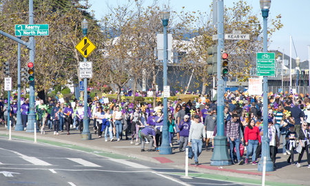 San Francisco, CA - Nov 4, 2023: Participants in the annual walk to end Alzheimers, the worlds largest event to raise awareness and funds for Alzheimerâs care, support and research.のeditorial素材