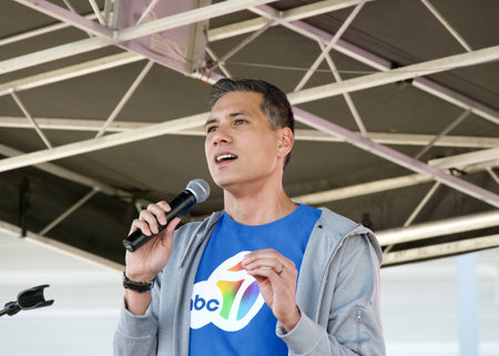 San Francisco, CA - Nov 4, 2023: Reggie Aqui, ABC 7 News Anchor speaking at the annual walk to end Alzheimers opening ceremonyのeditorial素材