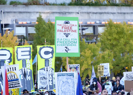 San Francisco, CA - Nov 12, 2023: Participants protesting APEC meeting in the city, joined by pro-Palestine protesters protesting the war. Marching up Market St holding signs.のeditorial素材