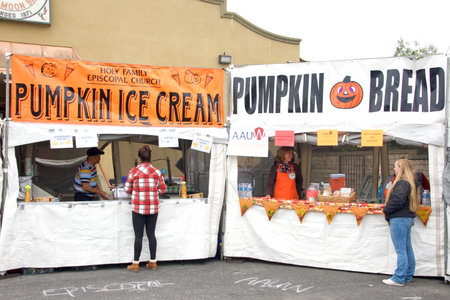 Half Moon Bay, CA - Oct 15, 2022: Unidentified participants at the 50th annual Art and Pumpkin Festival on Main Street in the World Pumpkin Capitol of Half Moon Bay.のeditorial素材
