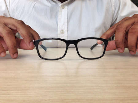 Showing eyeglass