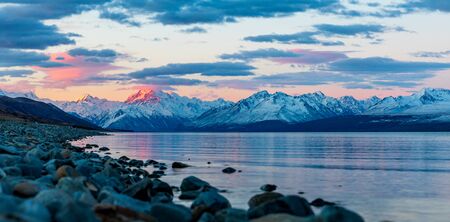 An Evening On Lake Pukaki With Mt Cook, Aoraki, In New Zealand. The Setting Sun Paints The Southern Alps With Lightの写真素材